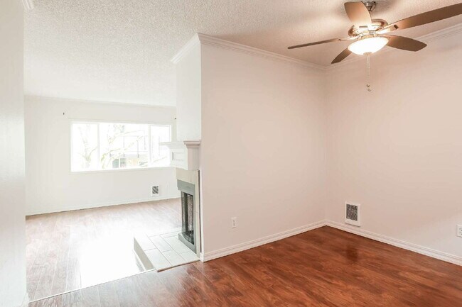 Building Photo - 2 bedroom 1 bath Condo for Rent in Everett WA