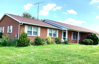 Building Photo - Spacious 3-Bed, 2.5-Bath Ranch-Style Home ...