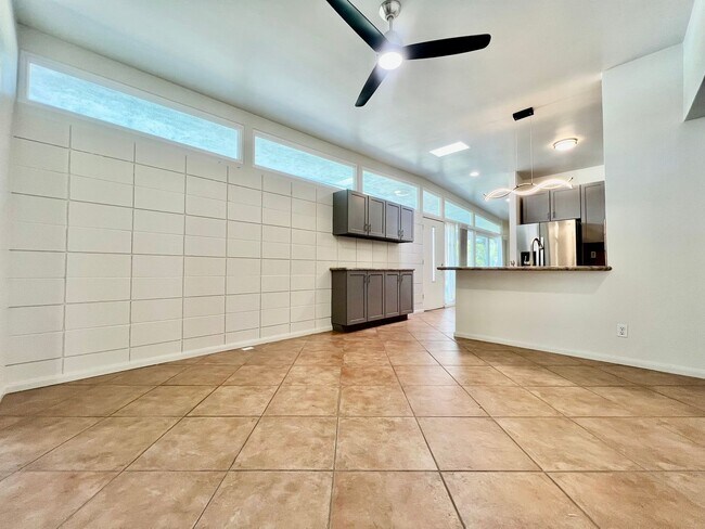 Building Photo - AVAILABLE NOW! 3 Bedroom 2 Bathroom POOL HOME in Palm Springs !