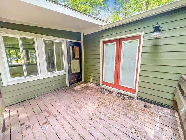 Building Photo - 3 BR Wooded Retreat in the Heart of East Cobb!