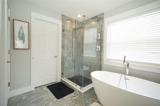 Building Photo - 8815 Royal Enclave Blvd