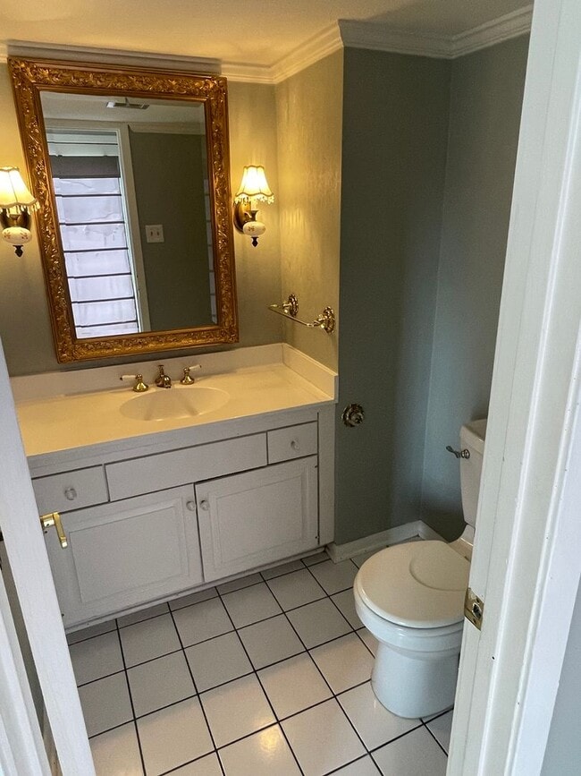 Building Photo - Spacious 4BD Home in Metairie, with Driveway and Fenced in Backyard