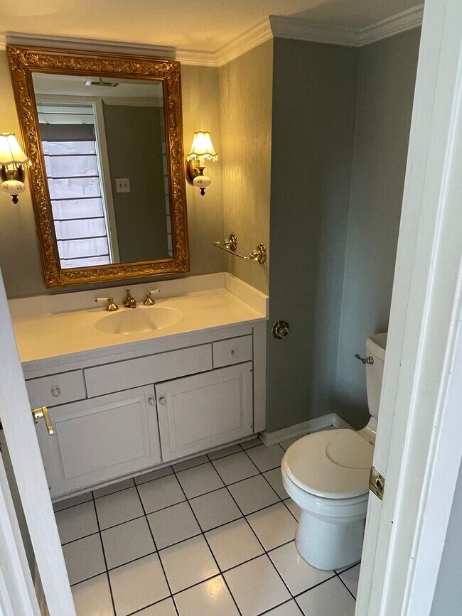 Building Photo - Spacious 4BD Home in Metairie, with Driveway and HUGE Fenced in Backyard