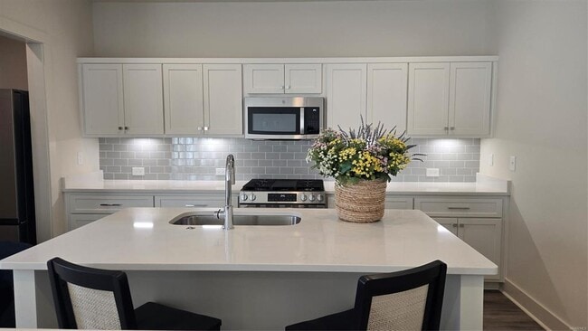 Primary Photo - 4517 Broadwick St