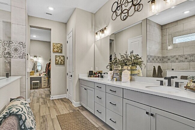Building Photo - Like New Luxury Home For Rent In St. John County.
