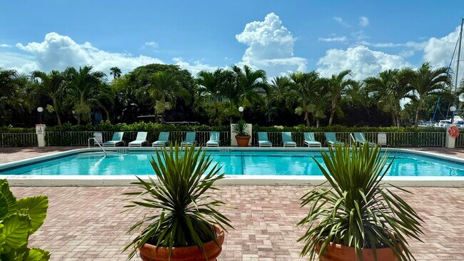 Building Photo - 401 Golden Isles Dr