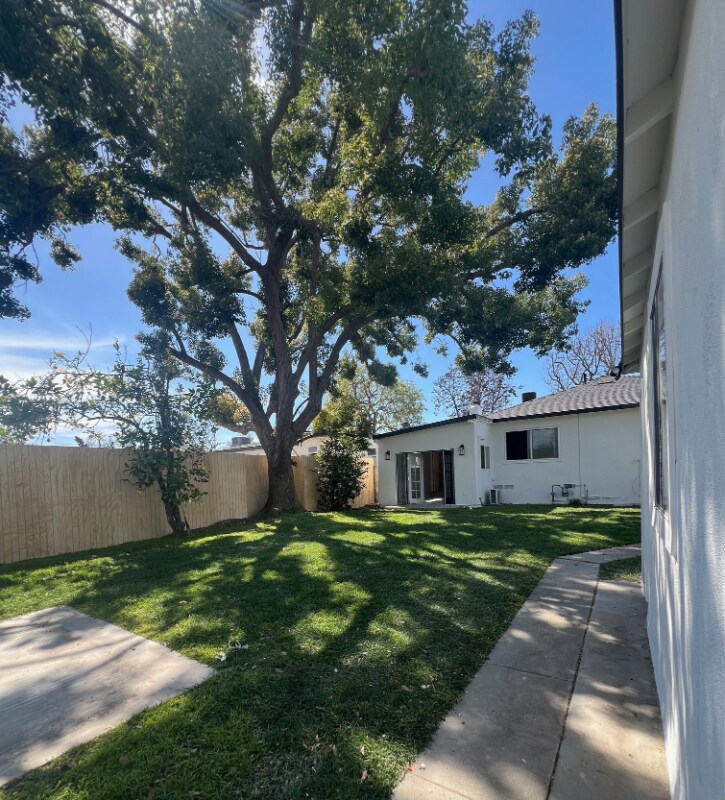 Building Photo - 1632 N Pepper St