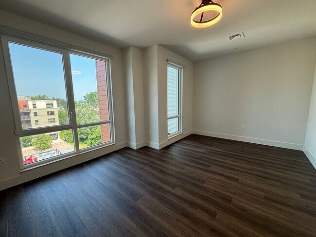 Building Photo - Upscale 1BR Apt in Burlington - 5th Floor ...