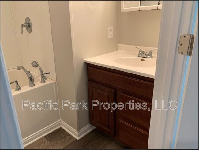 Building Photo - 3419 S Parker Ave