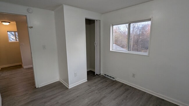 Building Photo - Charming 5-bedroom home located in the heart of Akron