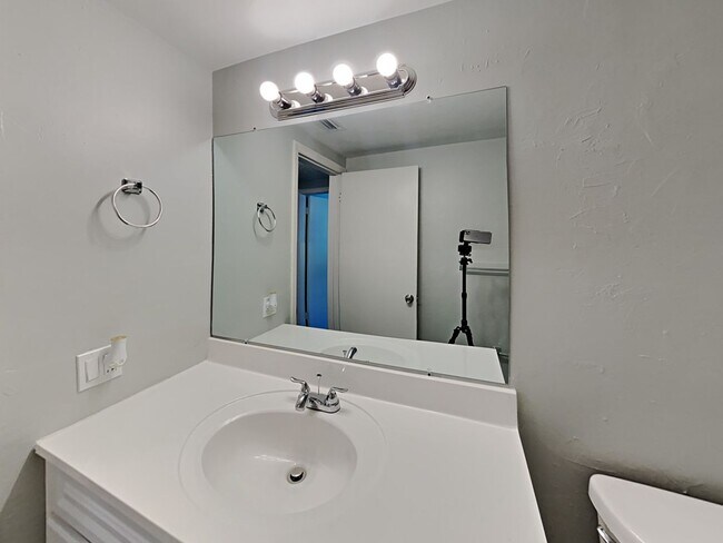 Building Photo - Charming 3-Bed, 2-Bath Home in Port Richey with Garage