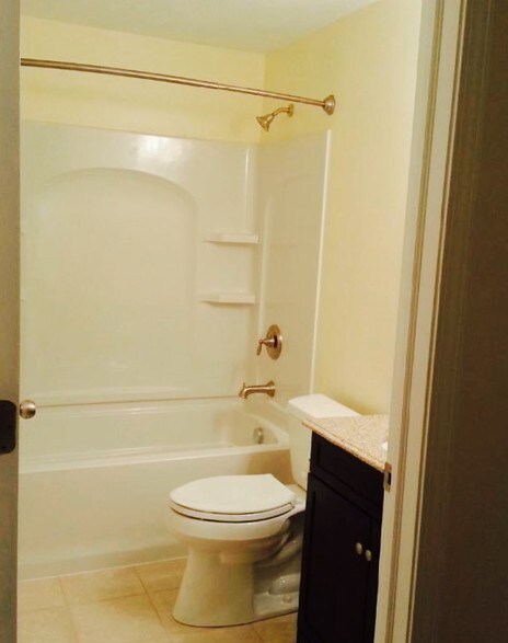 Main Bath - 505 Bayberry Ln