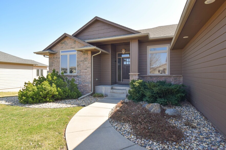 Building Photo - 2204 S Silverthorne Ave