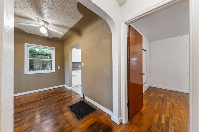 Building Photo - MOVE IN SPECIALCharming 2 bedroom duplex