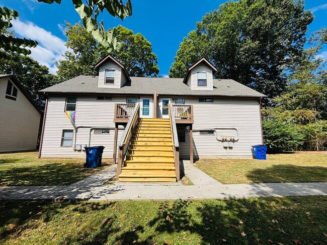 Building Photo - 653 Village Ln
