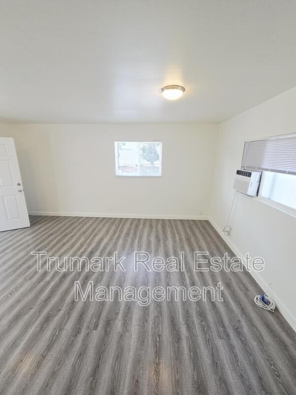 Building Photo - 1020 S Gerhart Ave