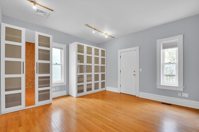 Building Photo - Architecturally Stunning Curtis Park Townhome With Historic Charm