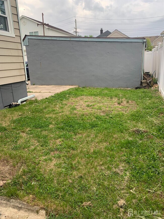 Building Photo - 47 Holly St