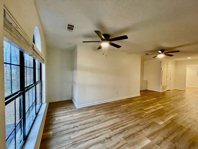 Building Photo - Large 4 Bedroom House