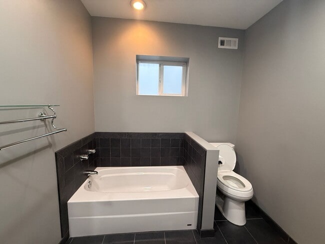 Building Photo - Charming South Philly Home in the Pennsport/Queen Village Area