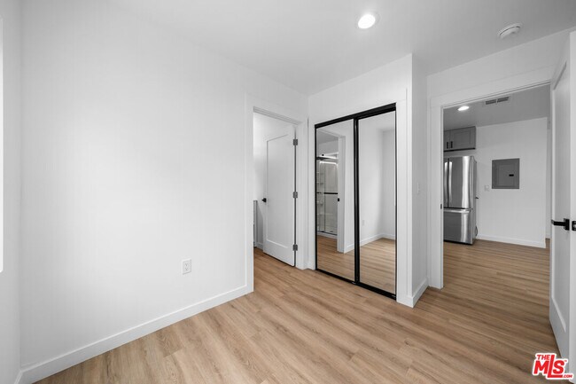 Building Photo - 1537 N Kingsley Dr