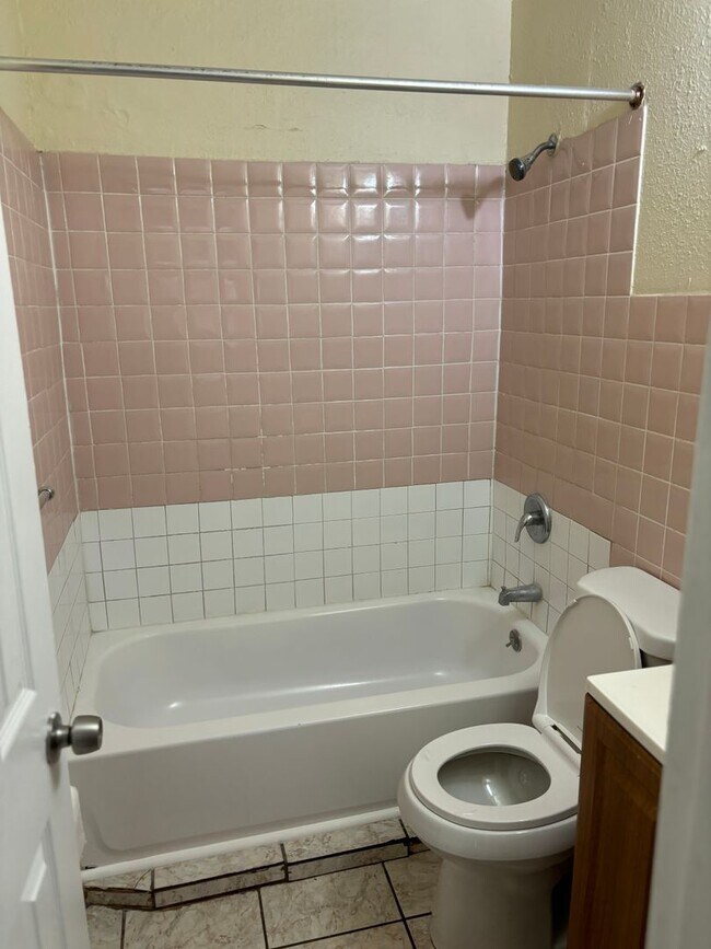 Building Photo - Move in special - 4 Bedroom 2 Bath w Fence...