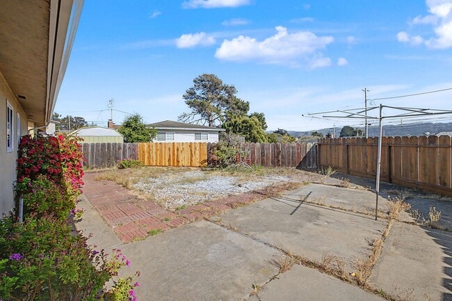 Building Photo - Rare 3 Bed, 2 Bath Home in Upper Seaside Cul-de-Sac with Spacious Yard