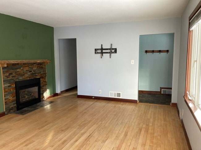 Building Photo - Amazing 4 Bedroom 2 Bathroom House with Garage!