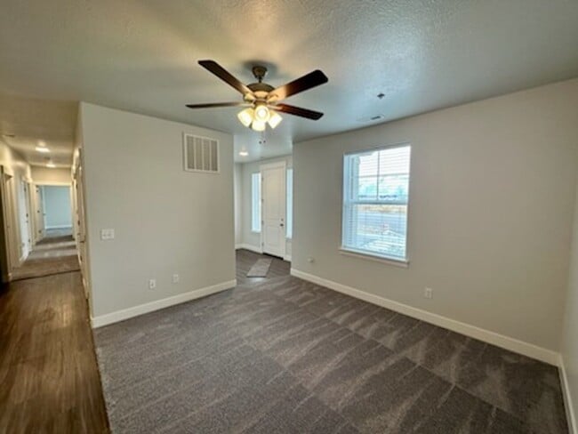 Building Photo - Bright 3 bed Condo with Pool, HOA, and Great Amenities!!