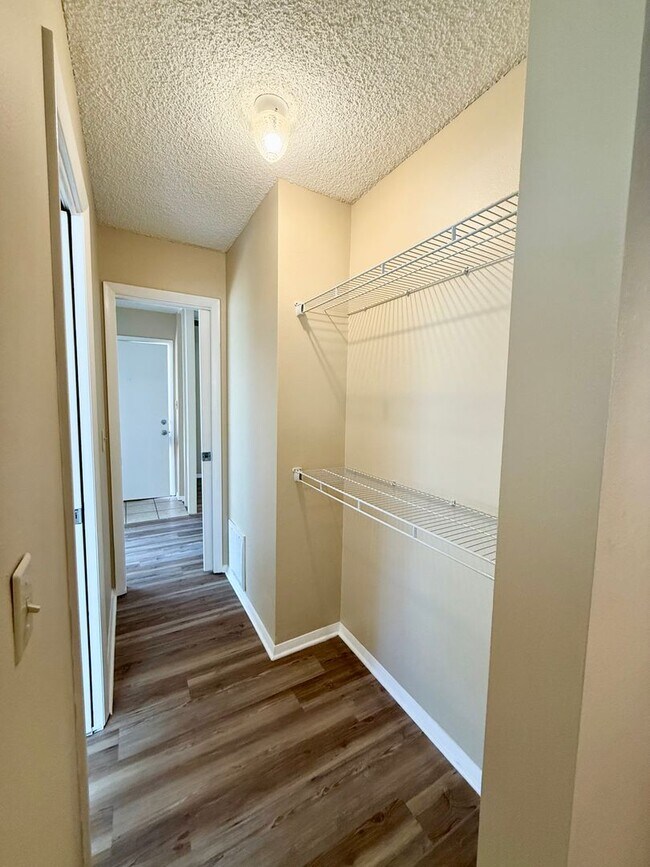 Building Photo - Remodeled!! Close to Shopping, VA Hospital and Hilaman Golf Course!