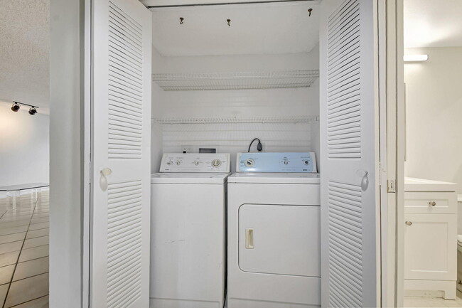 Building Photo - 5519 Fairway Park Dr