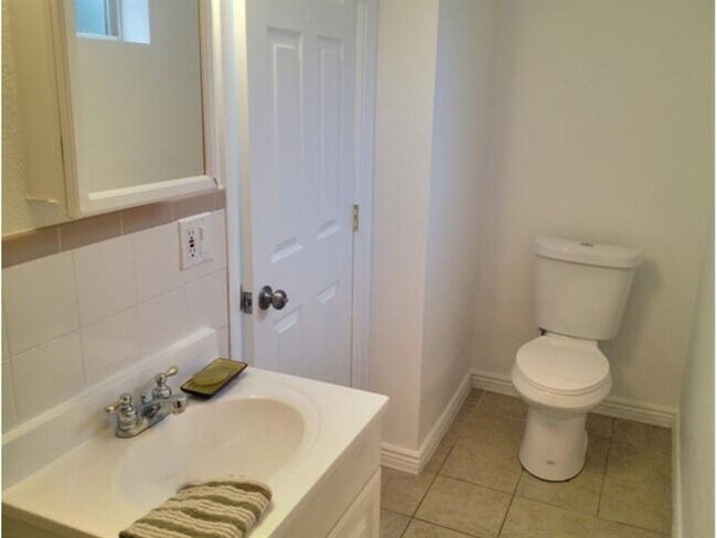 Building Photo - Charming 4BR House in Edgewater