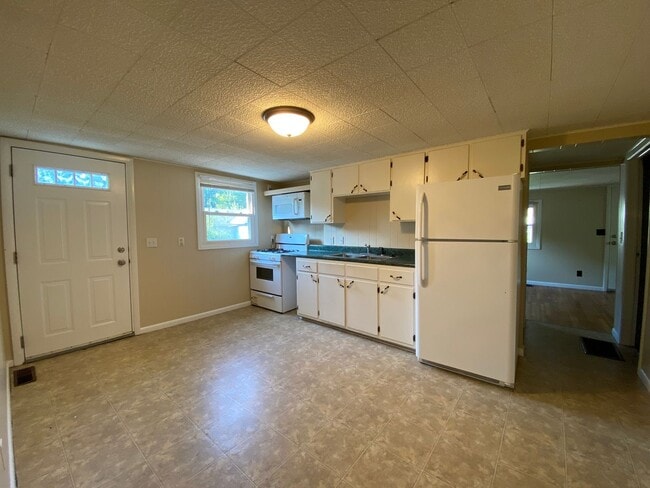 Building Photo - Available Sept 10 , 2026!