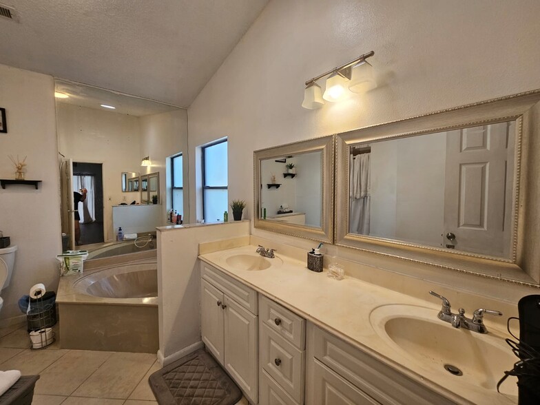 Building Photo - 5385 Aeolus Way