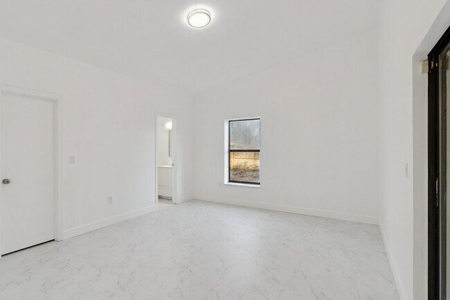 Building Photo - 527 Glade Ct