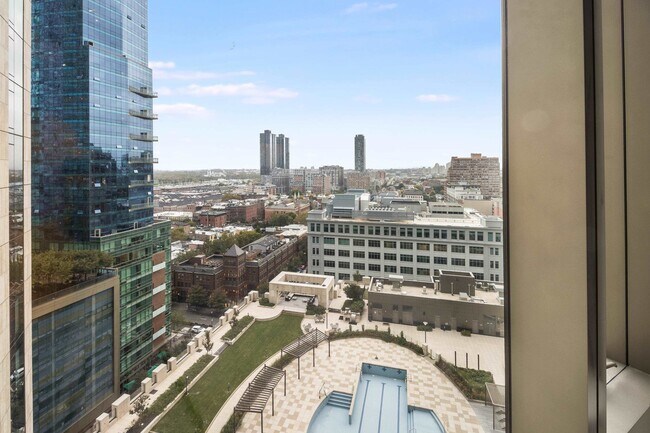 Building Photo - 99 Hudson St