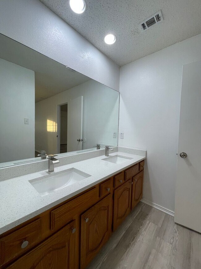 Building Photo - 2422-2424 Sherry Street