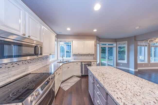 Building Photo - Spacious 4-Bedroom Home on Fisher’s Landing Cul-de-Sac