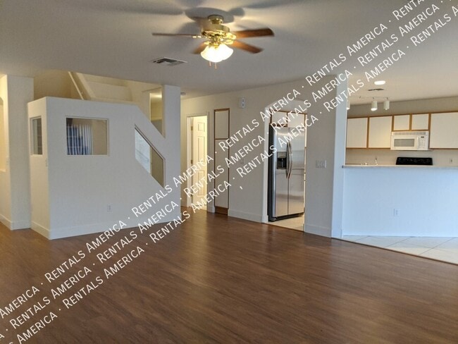 Building Photo - 895 E Lakeview Dr