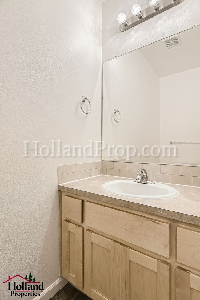 Building Photo - Beautiful Home in Prime North Plains Location – NEW PRICE at $2,795 plus Special $150 credit on y...