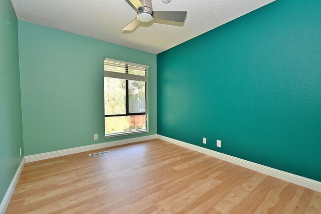 Building Photo - $3,540 / Bright & Spacious 3BR/ 2.5BA Town Home in Newark City
