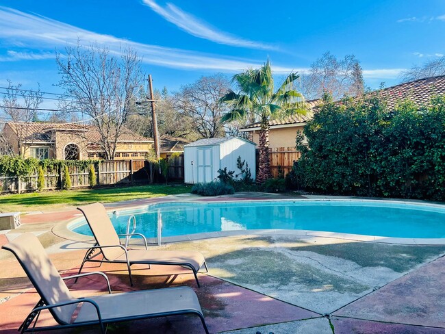 Building Photo - Beautiful Mid Century 3 Bedroom 3.5 Bathro...