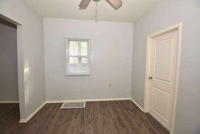 Building Photo - Elkhart 3 bedroom and 2 full baths