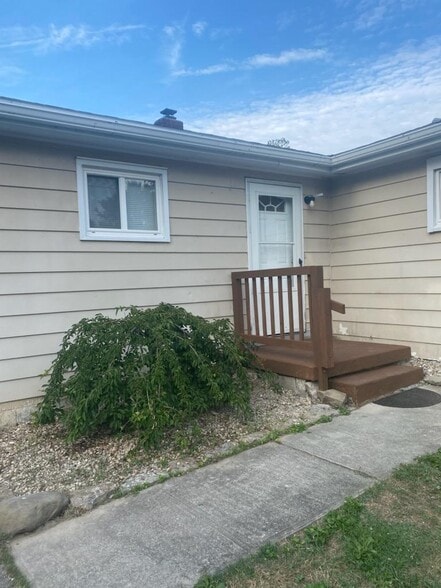 Building Photo - 319 Pleasant St