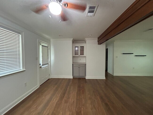 Building Photo - 2080 Jerlyn Dr