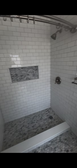 Top Shower - 1004 Heck St