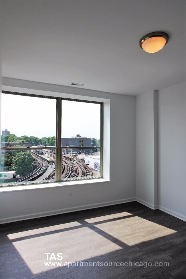 Building Photo - Gut rehabbed 3 bedroom 2 bath TOP FLOOR loft-style unit in WRIGLEY!