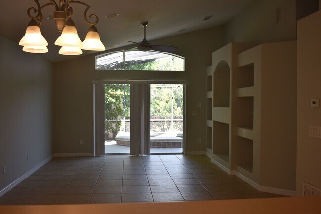 Building Photo - 2415 Sabastian St