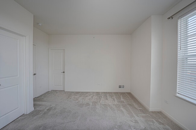 Building Photo - 2939 Showplace Dr