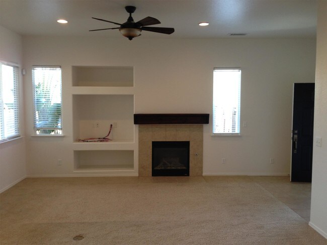 Building Photo - 5577 N Plum Ln